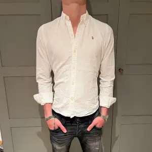 En vit Ralph Lauren skjorta. Storlek S, sitter som XS. Den är i bra skick. Hör av dig vid frågor eller funderingar// elegancecloset.