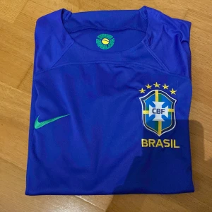 Brazils landslagströja - Väldigt väldigt fin och helt perfekt till sommaren. Färgerna passar helt perfekt och vem vill inte ha en brasiliansk fotbollströja! 