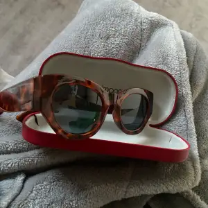 Super snygga solglasögon i en brun färg Hållbart material knappt använda 