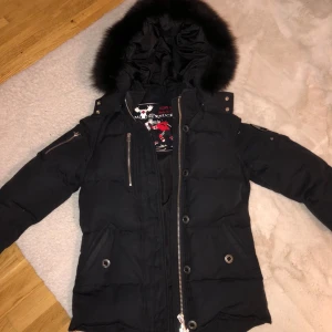 Moose knuckles dam kort NY - Strl S  Använt några gånger. Nyskick  