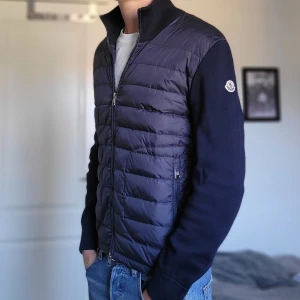 Moncler Cardigan - Extremt fet marinblå Moncler cardigan perfekt för kyliga sommardagar! Fint skick/ inga skador, modellen är 185! OBS äkthetsbevis finns!