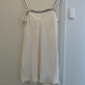 Zara klänning - Superfin, använd en gång. Storlek L men väldigt liten passar S-M