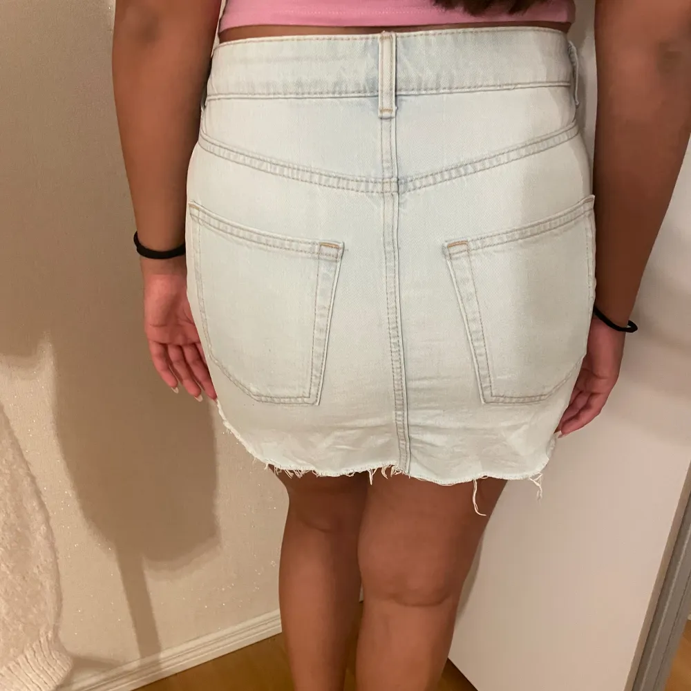 Säljer denna söta slutsålda kjol från hm med slitningar. Shorts.