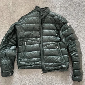 Moncler acorus  - 8/10 inga fel bara använd  kommer inte till användning längre  Passar mig som är 175