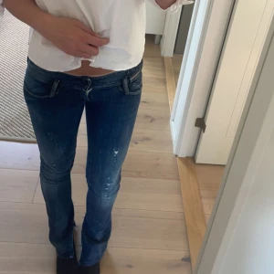 Diesel jeans - Nu säljer jag dessa diesel  jeansen då jag aldrig använt dom eftersom dom är för små på mig! De är sjukt snygga men mcyket tajta. De har uppklippt slits (sista bilden) Mått: 39 cm rakt över midjan, innerbenslängd 83 cm❤️