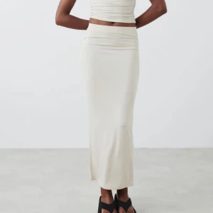 Maxi kjol  - Säljer denna oanvända kjol från Gina tricot 💗