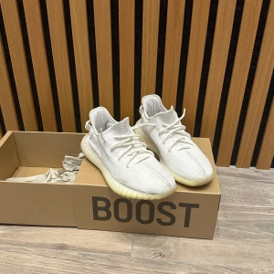 adidas Yeezy Boost 350 V2 - Storlek 42  Nästan helt oanvända (kolla sulan)  Pris går att diskutera 