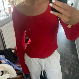 Röd ribbad tröja - Säljer nu min långärmade röda tröja från na-kd som jag inte använder längre, den är lite oversized men tkr de blir snyggt när ena sidan hänger lite över axeln💓