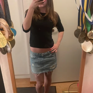 Stickad T-Skirt från Zara - Säljer min mörk mörk blåa stickade T-skirt från Zara i storlek S. Den är använd Max 3 gånger och är i ett jätte fin skick💙
