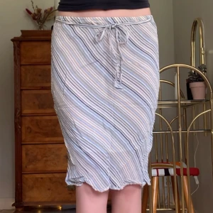 Randig kjol - Vintage midikjol i snedrandigt mönster och med knytning i midjan, från märket Pimkie! 🤍