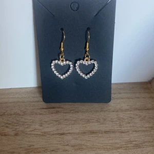 Guld örhängen  - Vackra blingbling örhängen i guld 