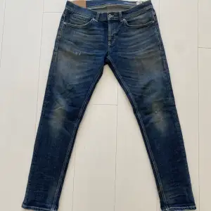 Säljer nu dessa sjukt snygga dondup jeans i storleken w36 men sitter mindre som en 33 och är i den sjukt populära modellen George skinny fit! Dem är i grymt bra skick (slitningar skall finnas är design) skriv vid frågor/ bilder!Snabbaffär=bättre pris