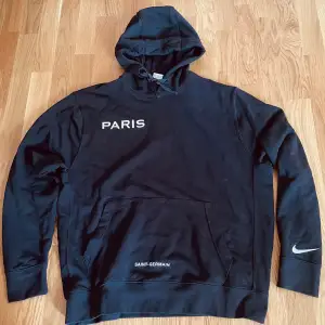 Helt ny mörkblå Nike x PSG hoodie. Storlek: L.