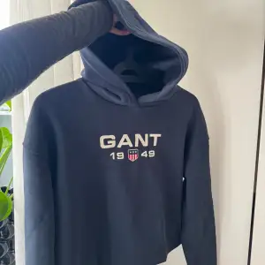 Jätte fin oanvänd GANT hoodie i marinblå med en liten slits på vardera sida, jättebra skick☺️ordinarie pris runt 700