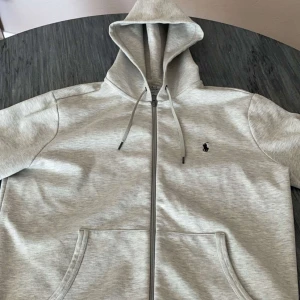 Polo Ralph Lauren zip hoodie - Hej!  Säljer denna Polo Ralph Lauren zip hoodien eftersom den inte passar mig. Jag har bara testat den en gång men annars har jag inte använt den.   Kan mötas i Göteborg eller Kungsbacka eller frakta runt hela Sverige.  Pris kan diskuteras 