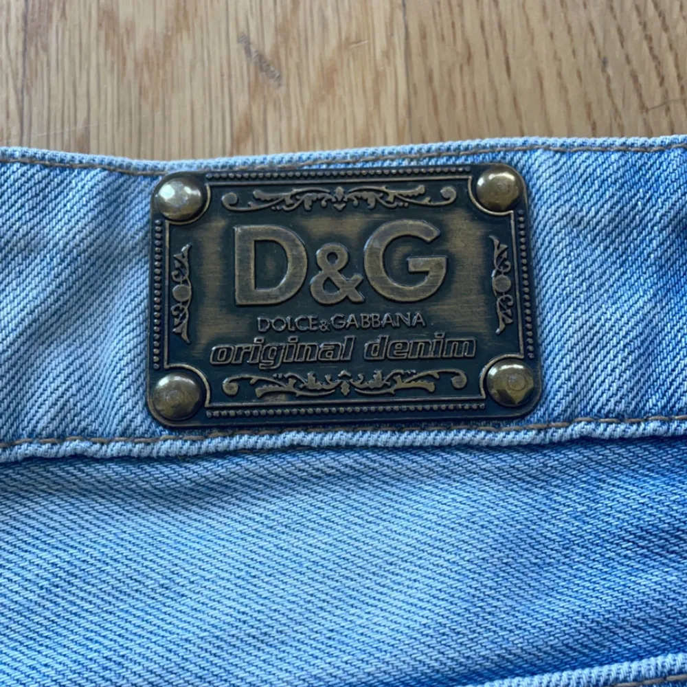 hej! jag säljer min jeanskjol från dolce & gabbana🥰  den passar tyvärr inte längre annars hade jag inte sålt den då jag tycker om den väldigt mycket!😻 kjolen är i strl S men det är ingen stretch så skulle säga att den är liten i storleken💕 . Kjolar.