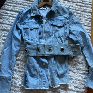 Jeansjacka med skörp - Jeansjacka med skärp och slits på ärmarna från NA-KD 🩵  Skärpet går att ta bort.