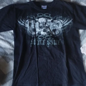 T-shirt - Fin å snygg t-shirt som jag använder inte. Märke vet jag inte för att köpte den i punk shop.
