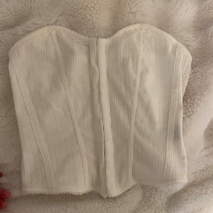 Korsett topp - Säljer denna vita korsett toppen. Den är i storlek XS och är lite genomskinlig i materialet. Använd endast två gånger!🥰