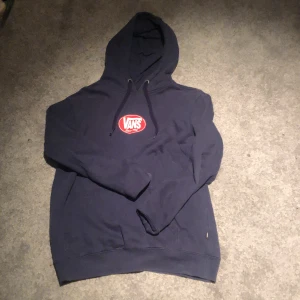 Vans hoodie - En snygg Vans hoodie som är marinblå, den har inga defekter och är i nyskick