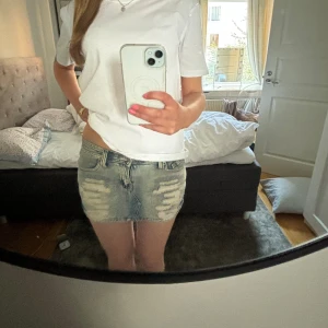 Jeanskjol🤭 - Säljer jätte söt jeanskjol! Då den är lite för kort på mig(170cm)