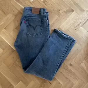 Skit snygga Levis jeans i grå färg. De är väldigt bra kvalite med få tecken på användning. Nypris 1300, mitt pris 250