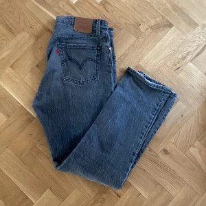 Gråa levis jeans - Skit snygga Levis jeans i grå färg. De är väldigt bra kvalite med få tecken på användning. Nypris 1300, mitt pris 250