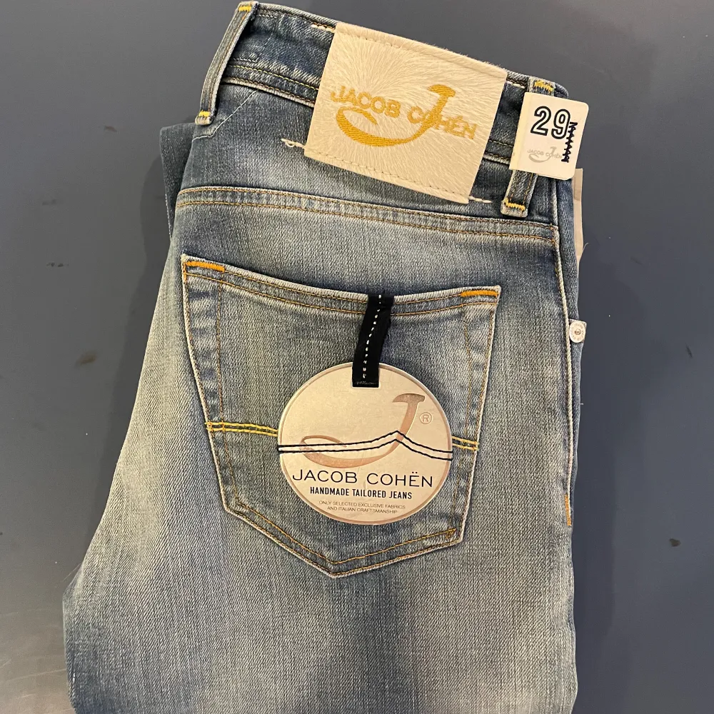 Tja, säljer dessa tvär feta Jacob Cohën jeans 🔥🔥 Modellen heter 620 comfort och sitter straight fit alltså lite lösare än traditionella grish jeans 👖 Nyskick aldrig använda bara testade med tags på!! Riktig steal då nypris ligger runt 5 tusen!  Simon. Jeans & Byxor.