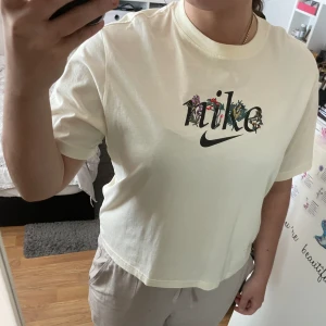 Nike t-shirt - En helt oanvänd t-shirt t salu pga att jag aldrig använder den. Köpte den på Stadium för ex antal år sedan. Väldigt fin och unik men den tar plats i min garderob.