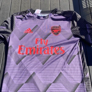 Arsenal träningströja  - Hej! Säljer denna träningströja med arsenal logga på. Säljer den då den inte passar. Tröjan har inga defekter. Den är storlek L i barnsstorlek vilket motsvarar ungefär 170. Tveka inte på att höra av dig vid frågor om varan!