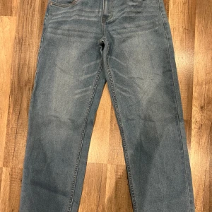 Jeans - Säljer dessa då de inte används längre, skriv privat för fler bilder. Inte använda mycket. Levi storlek 16A