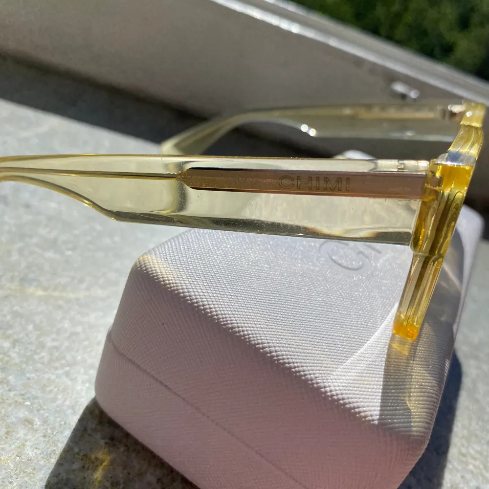 Knappt använda solglasögon från Chimi. Både bågar och glas i gult. Kommer aldrig till användning . Accessoarer.