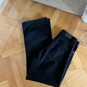Svarta jeans i modellen YOKO (70-tal, raka vida ben) från Monki. Storlek 26, passar S-M. Sparsamt använda, fint skick. 