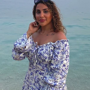 Sommarklänning  - En väldigt snygg sommar klänning som är använd endast gång Normal i storleken 