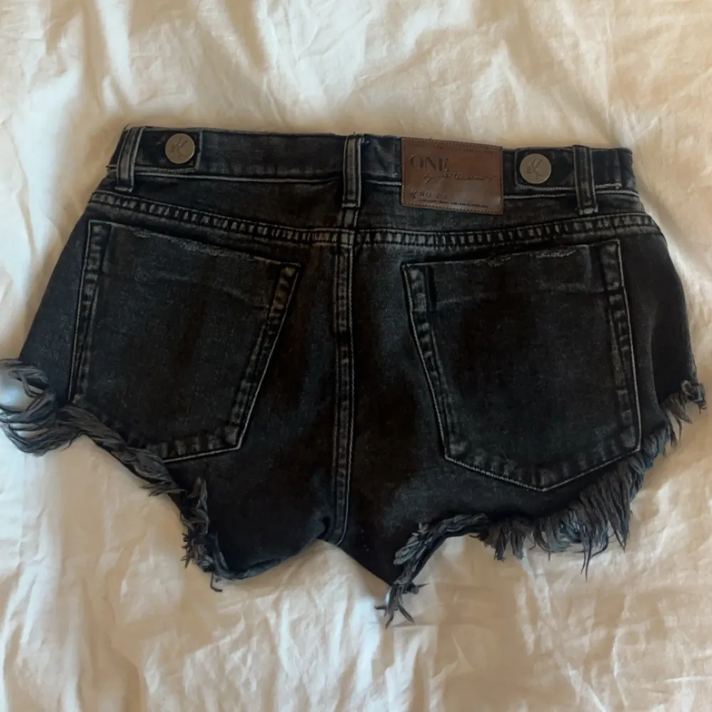 Jätte snygga jeansshorts från ”ONETEASPOON”!! Midjemåttet rakt över:38 cm !Använd Köp Nu funktionen!. Shorts.
