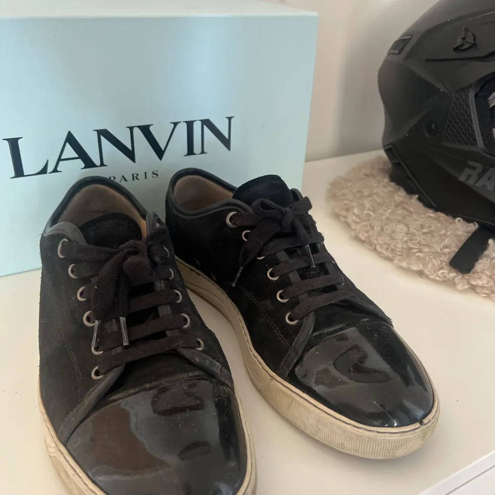 Lanvin Cap Toes Sneakers - skick 7/10 (använda i bra skick, sliten sluta) storlek 42. Allt OG ingår, box, dustbag osv. Hör av er vid funderingar, mvh Le’Dos!🌟. Skor.