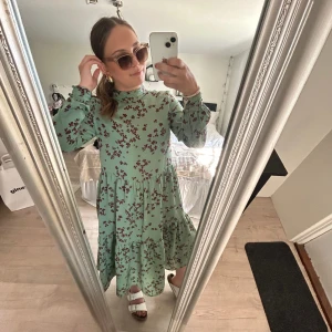 Blommig klänning - Säljer denna vackra klänning från vero Moda eftersom den inte kommer till användning. Perfekt till sommaren❣️ storlek  s