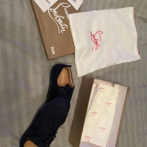Christian Louboutin  - Hej, säljer nu mina loubs då dom va för små för mig, storlek 43, skick 9/10, pris går att diskutera vid snabb affär, hör av dig om du undrar något!