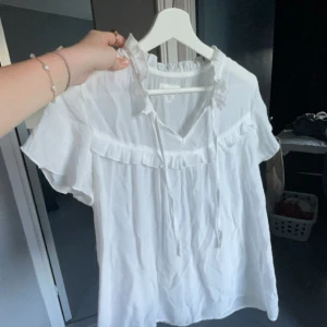 Söt topp - Säljer denna vita toppen med snörning från Hm i strl M❤️