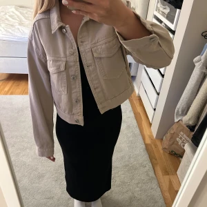 Jeansjacka - Beige jeansjacka från zara i storlek s, superbra skick!