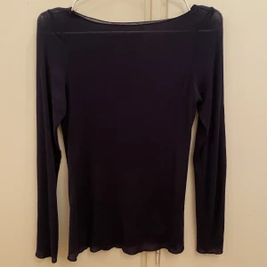 Marinblå Intimissimi boat neck tröja - Köptes i höstas på deras butik i Nordstan. Bra skick! Ordinarie pris 449kr.