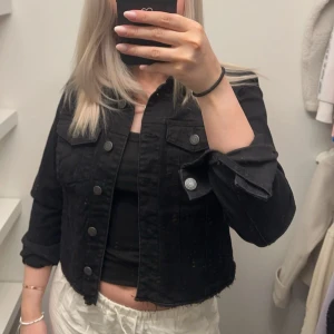 Jeansjacka  - Svart jeansjacka som knappt är använd.