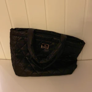 Handväska  - Jättefin TE mana handväska nästan aldrig använd  Anvender inga väskor där av priset 