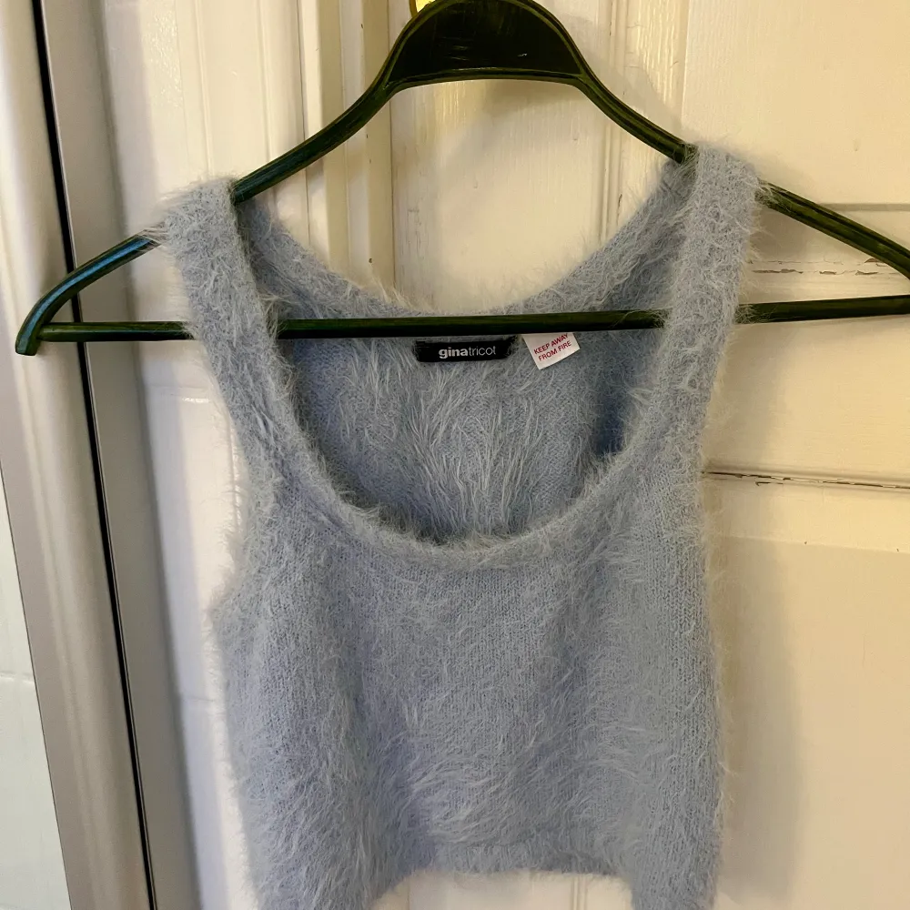 Säljer mitt blåa fluffiga linne från Gina tricot. Älskar det här linnet men har tyvärr blivit för liten för mig//:. Toppar.