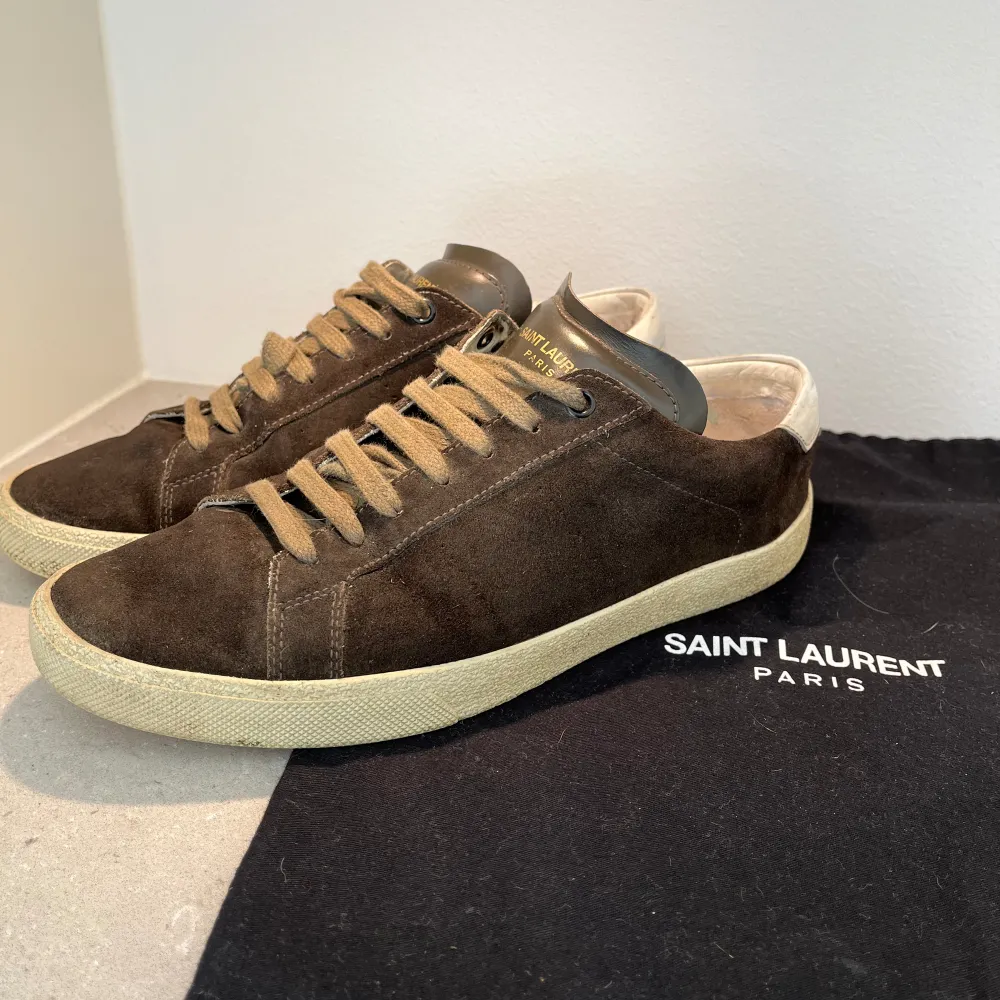 Säljer dessa eftertraktade Saint Laurent skor pga är för små, i strl 40, passar 41, i skick 9/10. Nypris ligger runt 620€,. Allt OG förutom kvitto medtags. Tveka inte att höra av dig vid minsta lilla!  Pris kan gå ned vid snabb affär!. Skor.