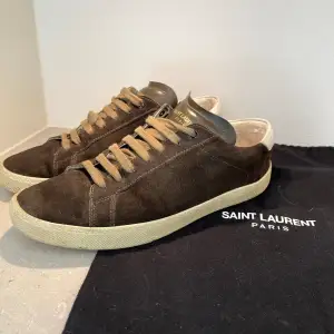 Säljer dessa eftertraktade Saint Laurent skor pga är för små, i strl 40, passar 41, i skick 9/10. Nypris ligger runt 620€,. Allt OG förutom kvitto medtags. Tveka inte att höra av dig vid minsta lilla!  Pris kan gå ned vid snabb affär!