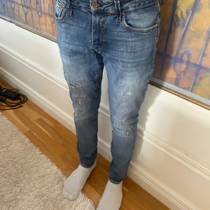 Jack and jones jeans - Skinny 34/34 Slitningar Köpta för 600kr 8/10 skick Pris kan diskuteras Pris