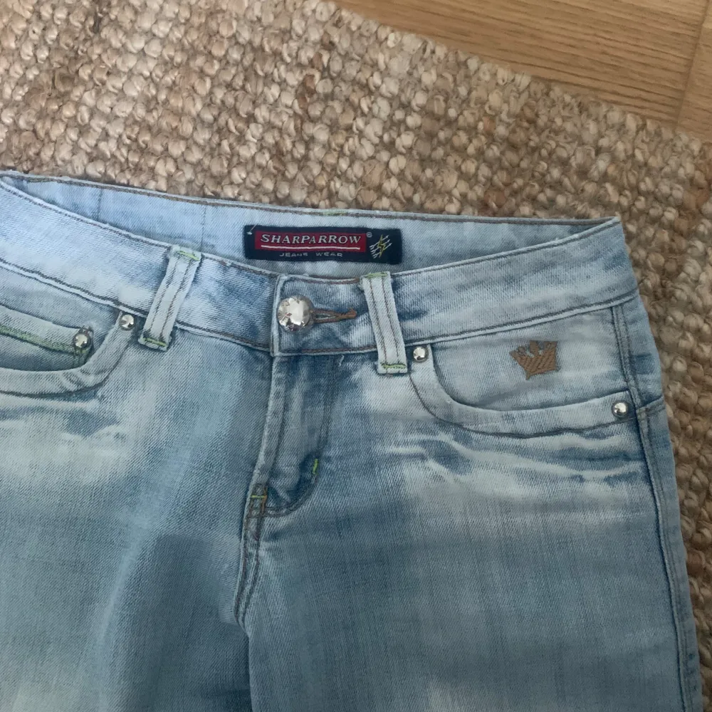 Snygga ljusa jeans!! Okej skick, kan skicka fler bilder om önskat😊 midjemått: ca 75cm, innerbenslängd: 82cm😋. Jeans & Byxor.