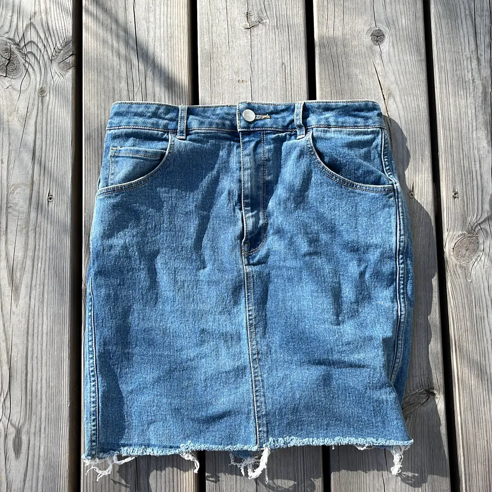 Superfin jeanskjol från &denim perfekt nu till sommaren! ☺️. Kjolar.