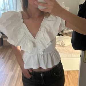 Vit topp - Vit trendig topp från Zara 💘💘